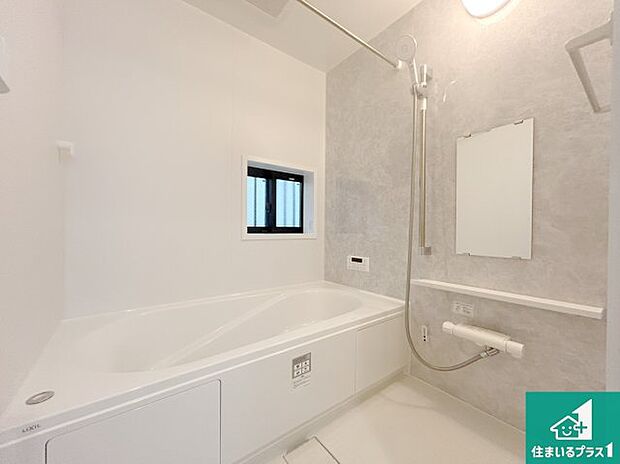 足をゆったり伸ばして寛げる浴槽です。窓が設けられていますので差し込む光が明るく穏やかな雰囲気にしてくれます♪浴室乾燥機も設置しているので、雨の日の洗濯物も安心です♪