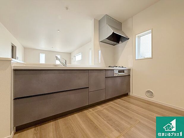 リビングと統一感があり、使い勝手のいいキッチン。広々としているので、二人並んで作業が出来ちゃいます。お子様と一緒に色々なお料理に挑戦できるスペースがあります。