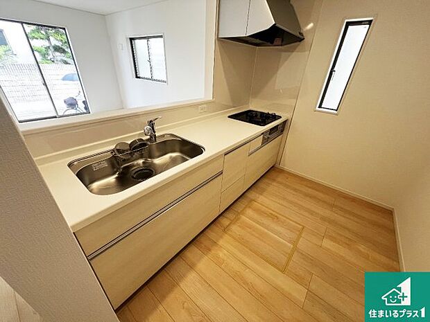 リビングと統一感があり、使い勝手のいいキッチン。広々としているので、二人並んで作業が出来ちゃいます。お子様と一緒に色々なお料理に挑戦できるスペースがあります。