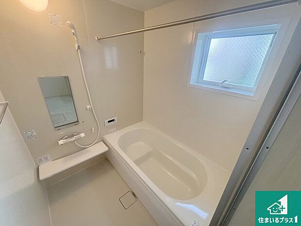 足をゆったり伸ばして寛げる浴槽です。窓が設けられていますので差し込む光が明るく穏やかな雰囲気にしてくれます♪浴室乾燥機も設置しているので、雨の日の洗濯物も安心です♪