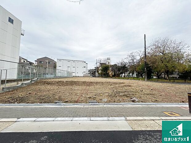 周辺は落ち着いた街並みの住宅地!子育てがしやすい住環境です!まだ未完成ですが、現地でしかわからない事もございます。是非一度ご覧ください。