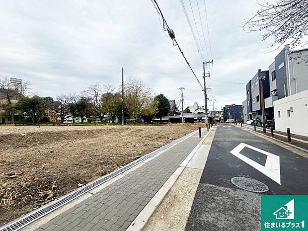 周辺は落ち着いた街並みの住宅地!子育てがしやすい住環境です!まだ未完成ですが、現地でしかわからない事もございます。是非一度ご覧ください。