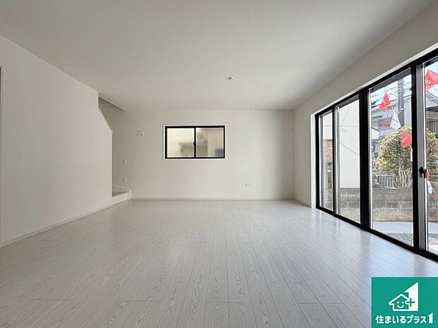 シンプルなリビングは、観葉植物等のインテリアを楽しめますね！パパ好みにも、ママ好みにも家具次第で雰囲気を変えることができます！