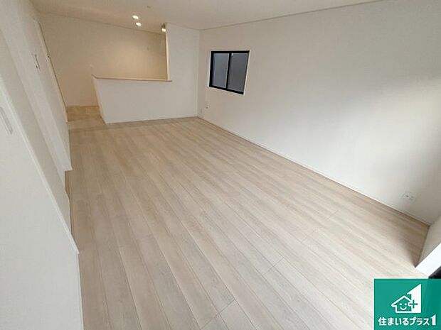 太陽の光が差し込むとっても明るいリビング！思わず微笑みたくなる居心地の良さ。家族団らんの時間も増えそうなくつろぎのＬＤＫで、住む人のこだわりを活かすゆとりある空間♪