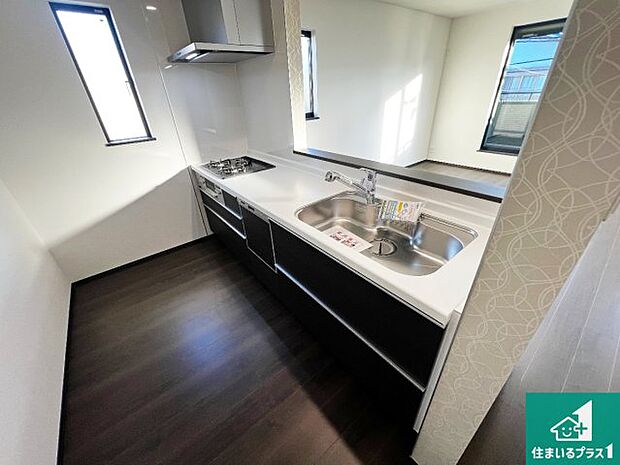 リビングと統一感があり、使い勝手のいいキッチン。広々としているので、二人並んで作業が出来ちゃいます。お子様と一緒に色々なお料理に挑戦できるスペースがあります。