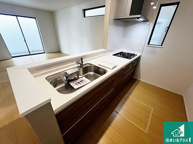 リビングと統一感があり、使い勝手のいいキッチン。広々としているので、二人並んで作業が出来ちゃいます。お子様と一緒に色々なお料理に挑戦できるスペースがあります。