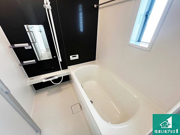 足をゆったり伸ばして寛げる浴槽です。窓が設けられていますので差し込む光が明るく穏やかな雰囲気にしてくれます♪浴室乾燥機も設置しているので、雨の日の洗濯物も安心です♪