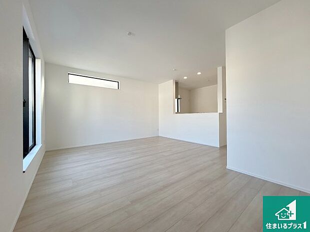 明るいリビングで朝の目覚めもスッキリできそう!対面キッチンでご家族のコミュニケーションも自然と増える設計!小さなお子様が遊ぶスペースを作っても広々とくつろげるLDK!