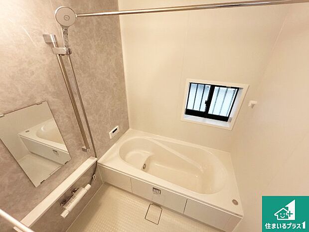 足をゆったり伸ばして寛げる浴槽です。窓が設けられていますので差し込む光が明るく穏やかな雰囲気にしてくれます♪浴室乾燥機も設置しているので、雨の日の洗濯物も安心です♪