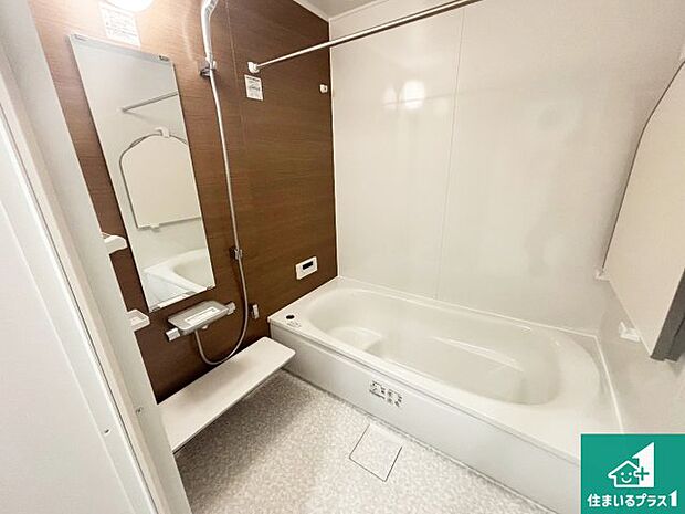 足をゆったり伸ばして寛げる浴槽です。浴室乾燥機も設置しているので、雨の日の洗濯物も安心です♪