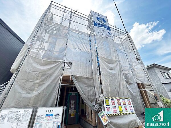 周辺は落ち着いた街並みの住宅地！子育てがしやすい住環境です！まだ未完成ですが、現地でしかわからない事もございます。是非一度ご覧ください。