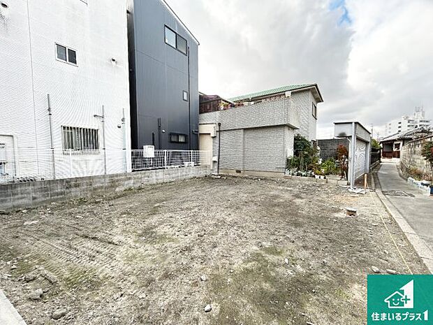 周辺は落ち着いた街並みの住宅地！子育てがしやすい住環境です！まだ未完成ですが、現地でしかわからない事もございます。是非一度ご覧ください。