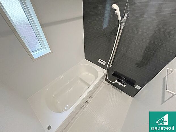 足をゆったり伸ばして寛げる浴槽です。窓が設けられていますので差し込む光が明るく穏やかな雰囲気にしてくれます♪浴室乾燥機も設置しているので、雨の日の洗濯物も安心です♪