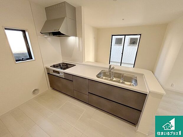 リビングと統一感があり、使い勝手のいいキッチン。広々としているので、二人並んで作業が出来ちゃいます。お子様と一緒に色々なお料理に挑戦できるスペースがあります。