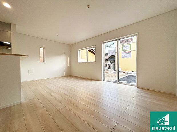 明るいリビングで朝の目覚めもスッキリできそう！対面キッチンでご家族のコミュニケーションも自然と増える設計！小さなお子様が遊ぶスペースを作っても広々とくつろげるLDK！