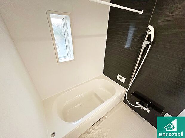 足をゆったり伸ばして寛げる浴槽です。窓が設けられていますので差し込む光が明るく穏やかな雰囲気にしてくれます♪浴室乾燥機も設置しているので、雨の日の洗濯物も安心です♪