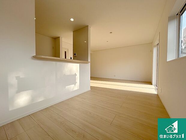 日当たり良好の明るいリビングで朝の目覚めもスッキリできそう！対面キッチンでご家族のコミュニケーションも自然と増える設計！小さなお子様が遊ぶスペースを作っても広々とくつろげるLDK！