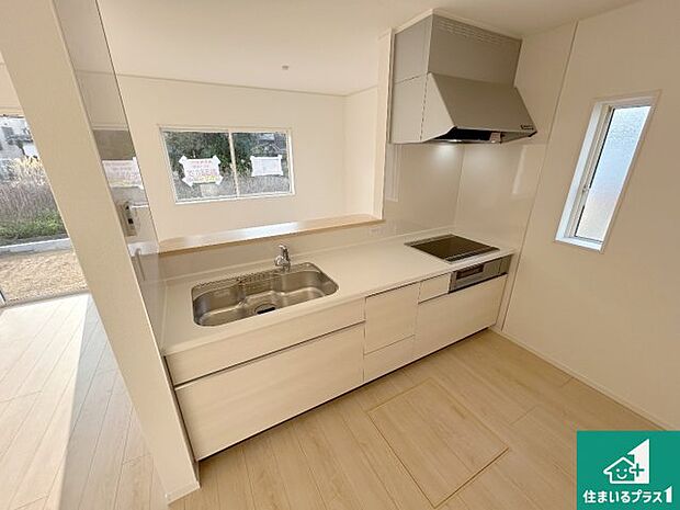 リビングと統一感があり、使い勝手のいいキッチン。広々としているので、二人並んで作業が出来ちゃいます。お子様と一緒に色々なお料理に挑戦できるスペースがあります。