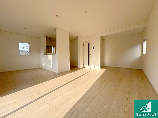 明るいリビングで朝の目覚めもスッキリできそう！対面キッチンでご家族のコミュニケーションも自然と増える設計！小さなお子様が遊ぶスペースを作っても広々とくつろげるLDK！