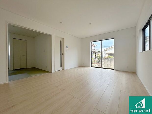 太陽の光が差し込むとっても明るいリビング！思わず微笑みたくなる居心地の良さ。家族団らんの時間も増えそうなくつろぎのＬＤＫで、住む人のこだわりを活かすゆとりある空間♪