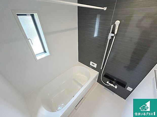 足をゆったり伸ばして一日の疲れを癒してくれる浴槽。窓は少し高めに設置することで、外部からの視線も気にならない設計にし、かつ差し込む光が明るく穏やかな雰囲気にしてくれます！