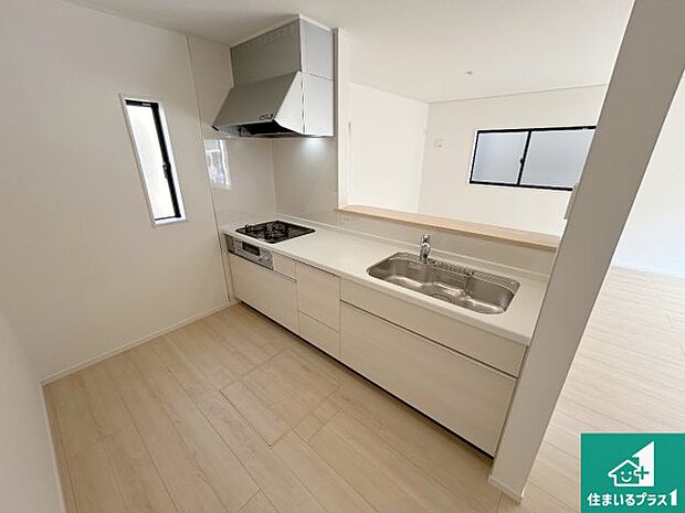 収納豊富！浄水器付きキッチン！お子さまの様子を見ながらお料理を楽しむことができますね。家族のコミュニケーションが増え会話もはずみそう！