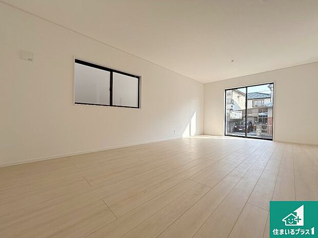 太陽の光が差し込むとっても明るいリビング！思わず微笑みたくなる居心地の良さ。家族団らんの時間も増えそうなくつろぎのＬＤＫで、住む人のこだわりを活かすゆとりある空間♪