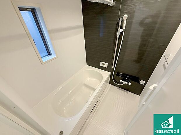 足をゆったり伸ばして一日の疲れを癒してくれる浴槽。窓は少し高めに設置することで、外部からの視線も気にならない設計にし、かつ差し込む光が明るく穏やかな雰囲気にしてくれます！