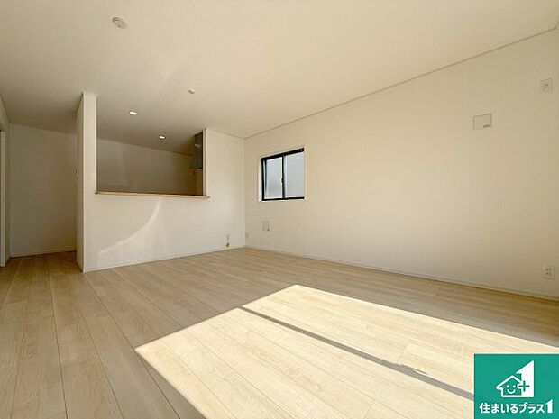 シンプルなリビングは、観葉植物等のインテリアを楽しめますね！パパ好みにも、ママ好みにも家具次第で雰囲気を変えることができます！