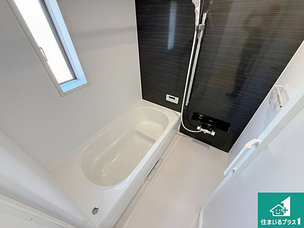 足をゆったり伸ばして寛げる浴槽です。窓が設けられていますので差し込む光が明るく穏やかな雰囲気にしてくれます♪浴室乾燥機も設置しているので、雨の日の洗濯物も安心です♪