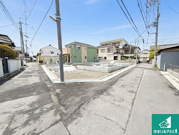 周辺は落ち着いた街並みの住宅地！子育てがしやすい住環境です！まだ未完成ですが、現地でしかわからない事もございます。是非一度ご覧ください。