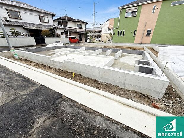 周辺は落ち着いた街並みの住宅地！子育てがしやすい住環境です！まだ未完成ですが、現地でしかわからない事もございます。是非一度ご覧ください。
