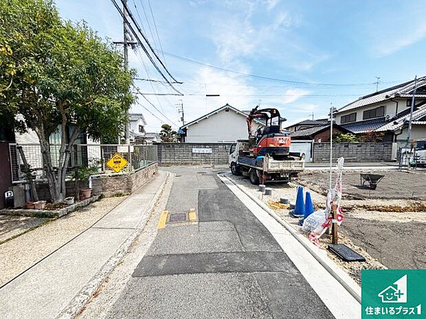 周辺は落ち着いた街並みの住宅地！子育てがしやすい住環境です！まだ未完成ですが、現地でしかわからない事もございます。是非一度ご覧ください。