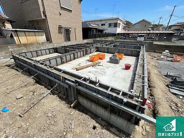 周辺は落ち着いた街並みの住宅地！子育てがしやすい住環境です！まだ未完成ですが、現地でしかわからない事もございます。是非一度ご覧ください。
