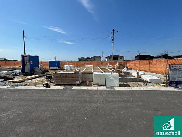周辺は落ち着いた街並みの住宅地！子育てがしやすい住環境です！まだ未完成ですが、現地でしかわからない事もございます。是非一度ご覧ください。