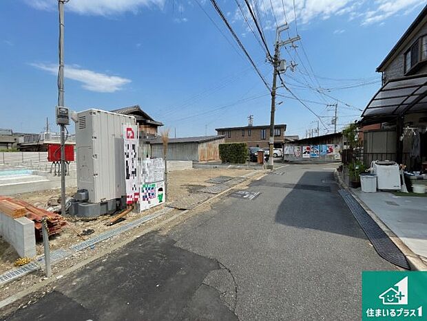 周辺は落ち着いた街並みの住宅地！子育てがしやすい住環境です！まだ未完成ですが、現地でしかわからない事もございます。是非一度ご覧ください。