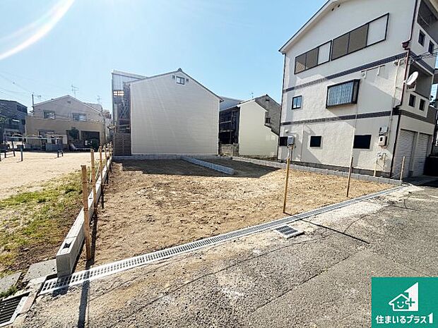 周辺は落ち着いた街並みの住宅地！子育てがしやすい住環境です！まだ未完成ですが、現地でしかわからない事もございます。是非一度ご覧ください。