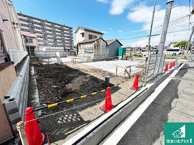 周辺は落ち着いた街並みの住宅地！子育てがしやすい住環境です！まだ未完成ですが、現地でしかわからない事もございます。是非一度ご覧ください。