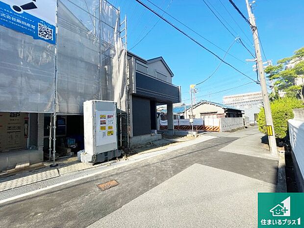周辺は落ち着いた街並みの住宅地！子育てがしやすい住環境です！まだ未完成ですが、現地でしかわからない事もございます。是非一度ご覧ください。