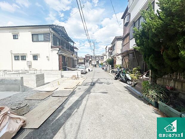 周辺は落ち着いた街並みの住宅地！子育てがしやすい住環境です！まだ未完成ですが、現地でしかわからない事もございます。是非一度ご覧ください。