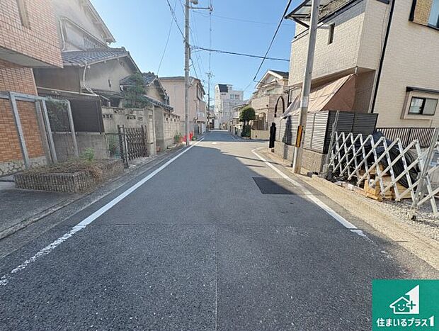 周辺は落ち着いた街並みの住宅地！子育てがしやすい住環境です！まだ未完成ですが、現地でしかわからない事もございます。是非一度ご覧ください。