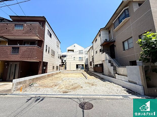 周辺は落ち着いた街並みの住宅地!子育てがしやすい住環境です!まだ未完成ですが、現地でしかわからない事もございます。是非一度ご覧ください。