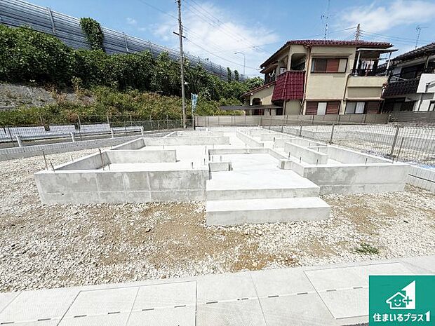周辺は落ち着いた街並みの住宅地！子育てがしやすい住環境です！まだ未完成ですが、現地でしかわからない事もございます。是非一度ご覧ください。
