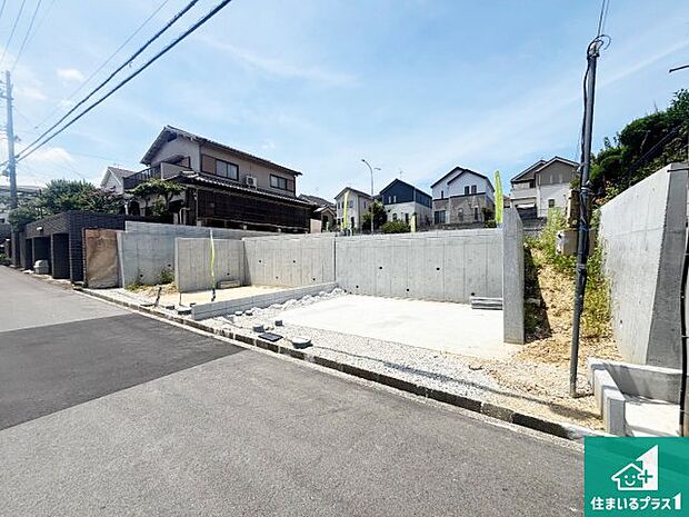 周辺は閑静な住宅街です。前面道路もしっかりと有りますので車の出し入れも安心ですよ!