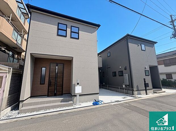 周辺は落ち着いた街並みの住宅地!子育てがしやすい住環境です!まだ未完成ですが、現地でしかわからない事もございます。是非一度ご覧ください。