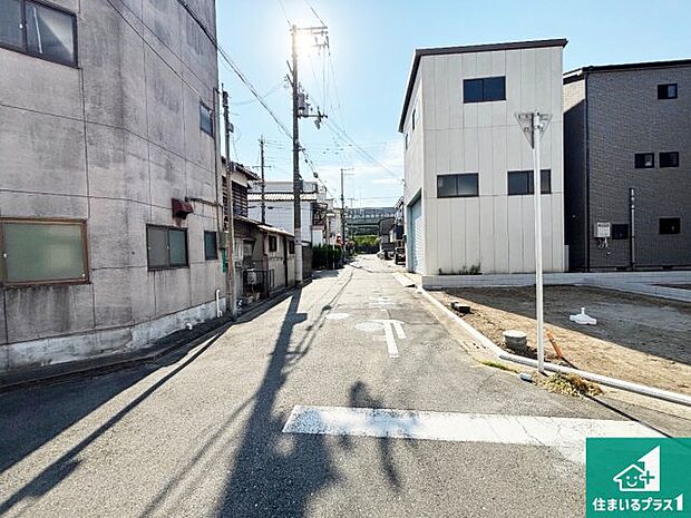 周辺は落ち着いた街並みの住宅地!子育てがしやすい住環境です!まだ未完成ですが、現地でしかわからない事もございます。是非一度ご覧ください。