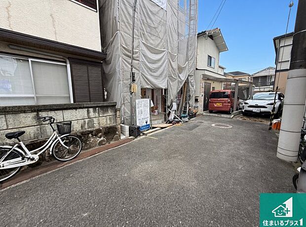 周辺は落ち着いた街並みの住宅地!子育てがしやすい住環境です!まだ未完成ですが、現地でしかわからない事もございます。是非一度ご覧ください。