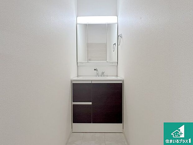 【独立洗面台】清潔感のある洗面台です。フラットな鏡は掃除がしやすく毎日清潔!鏡裏には収納があるのでスッキリとした洗面台が保てます。