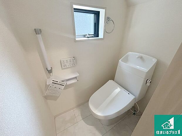 【トイレ】1・2階の2ヶ所にあるので、朝の忙しい時間の順番待ちもなく、深夜の利用にも大変便利です。