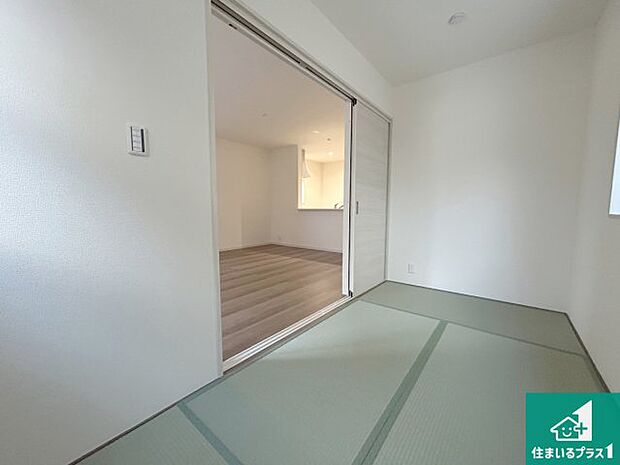 【和室】一室あると便利な和室は客間としてだけでなく、小さなお子様のプレイルームや食後のくつろぎスペースとしてもご利用いただけます。収納もついていますので大活躍間違いなし!